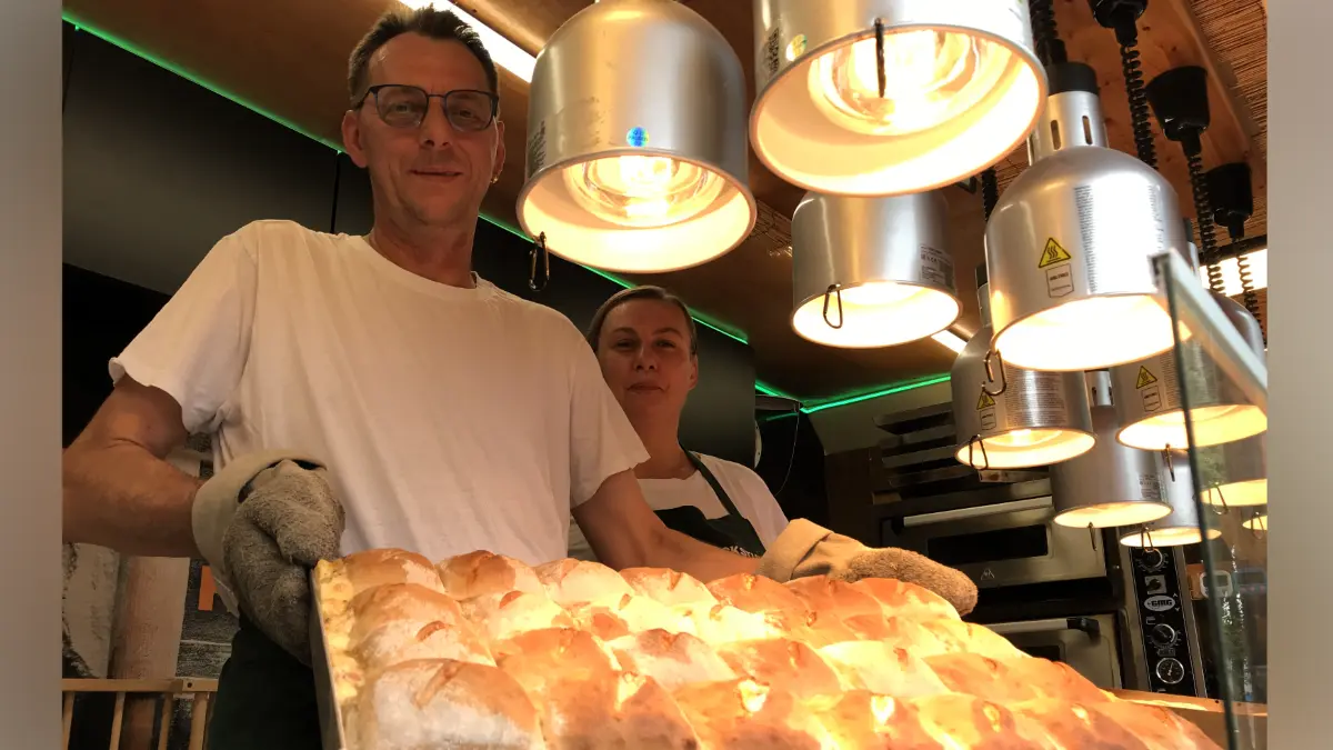 Müllrose. 25. Müllroser Seezauber. Rummel. Handbrot aus Sachsen: Anna und Jaroroslaw Fraczak aus Böhlen mit frisch zubereitetem Handbrot. 31.07.2026 Foto: Frank Groneberg