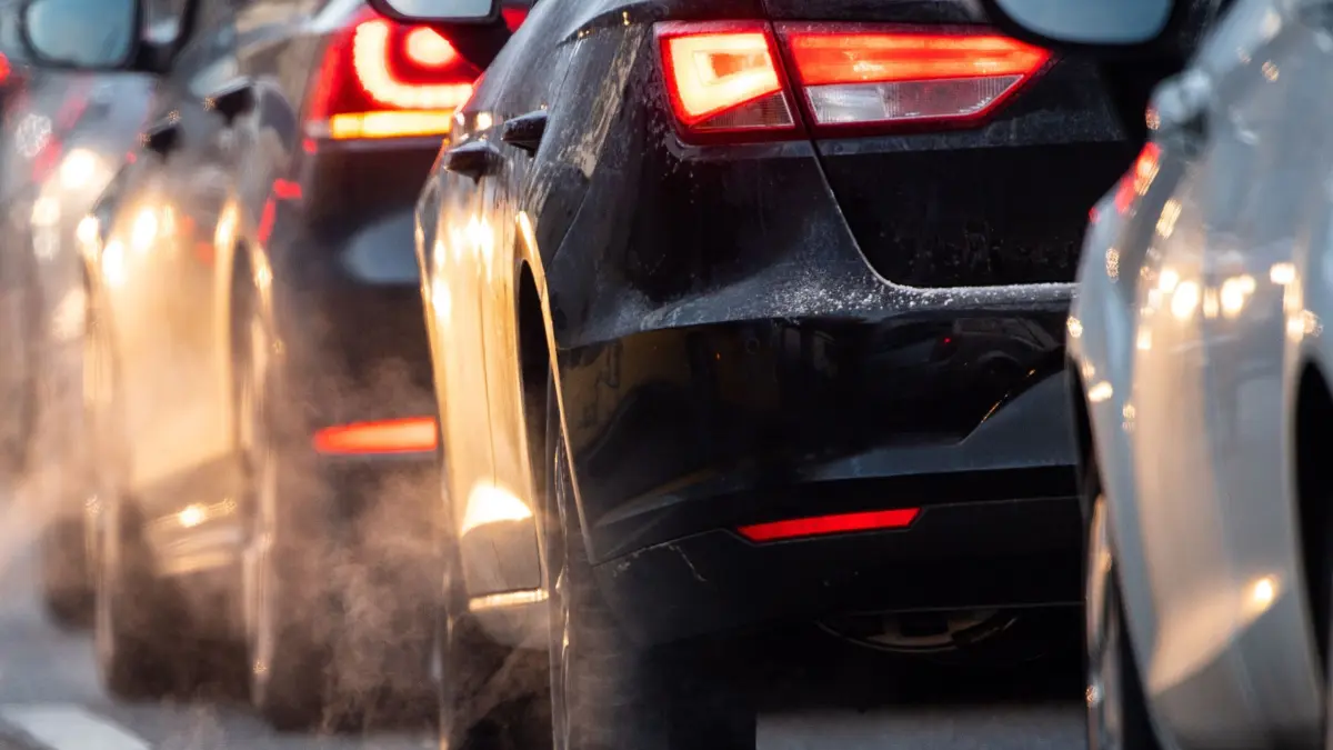 Bremslichter sich stauender Autos: ARCHIV - Dicht an dicht: Doch wenn es knallt und der Hintermann einen auf den Vordermann schiebt - das kann Gerichte beschäftigen. Foto: Sebastian Gollnow/dpa/dpa-mag - Honorarfrei nur für Bezieher des Dienstes dpa-Magazin +++ dpa-Magazin +++