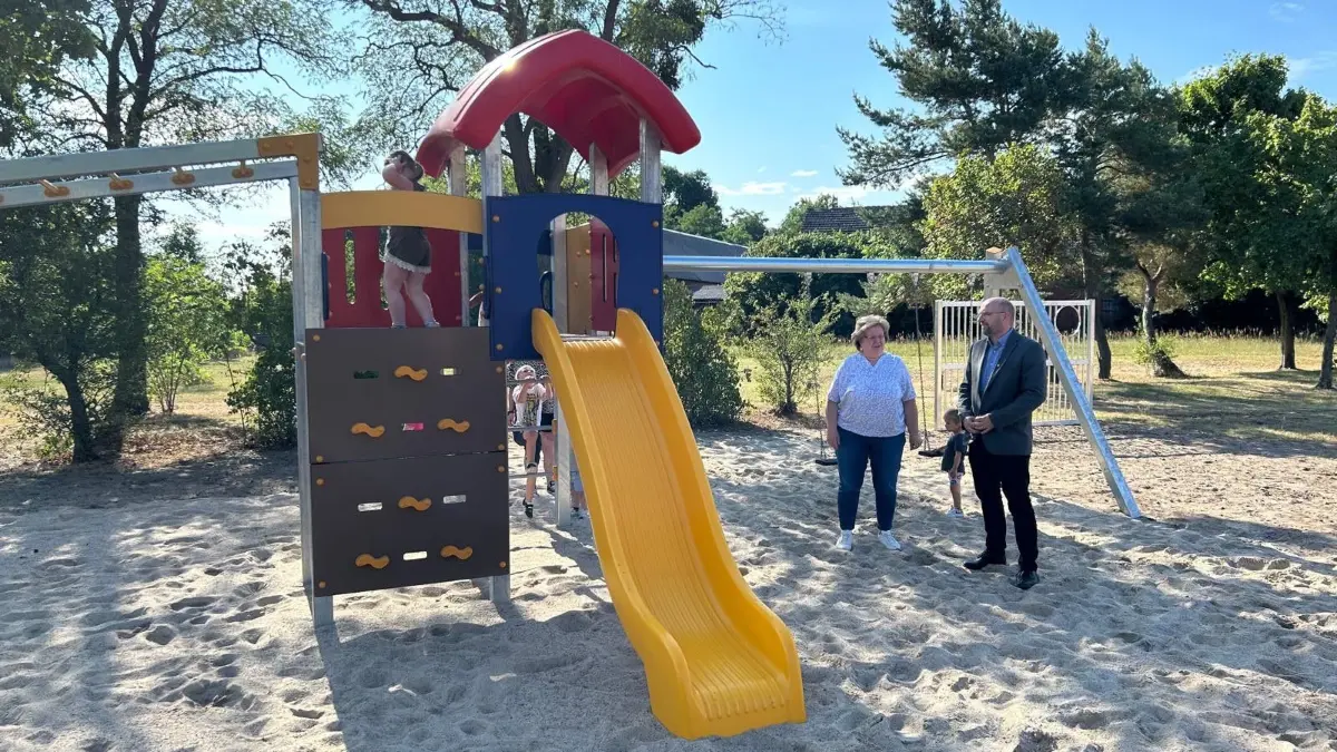 Steffi Albrecht, Ortsvorsteherin in Altbarnim und Stellvertreterin des Neutrebbiner Bürgermeisters und Frank Fiedler, Amtsdirektor im Amt Barnim-Oderbruch, neben dem neuerrichteten Spielplatz, der von den Kindern sofort freudig angenommen wurde.