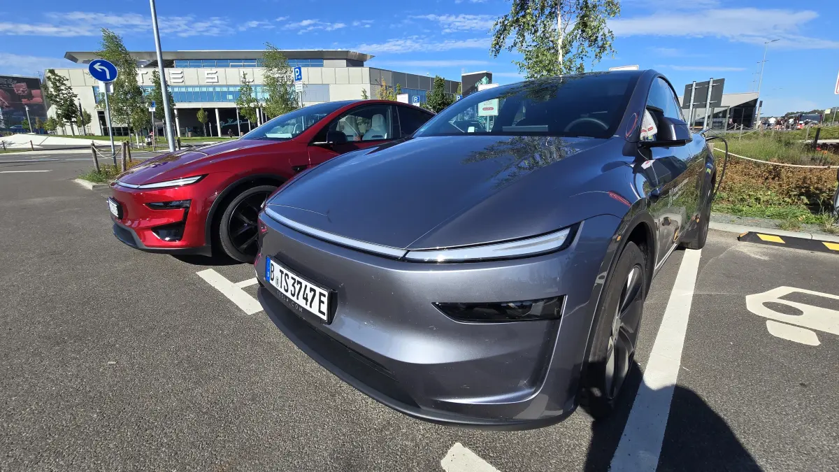 Rechts das Testfahrzeug vor der Gigafactory. Kunden können die neue Version des Model Y kostenlos testen.