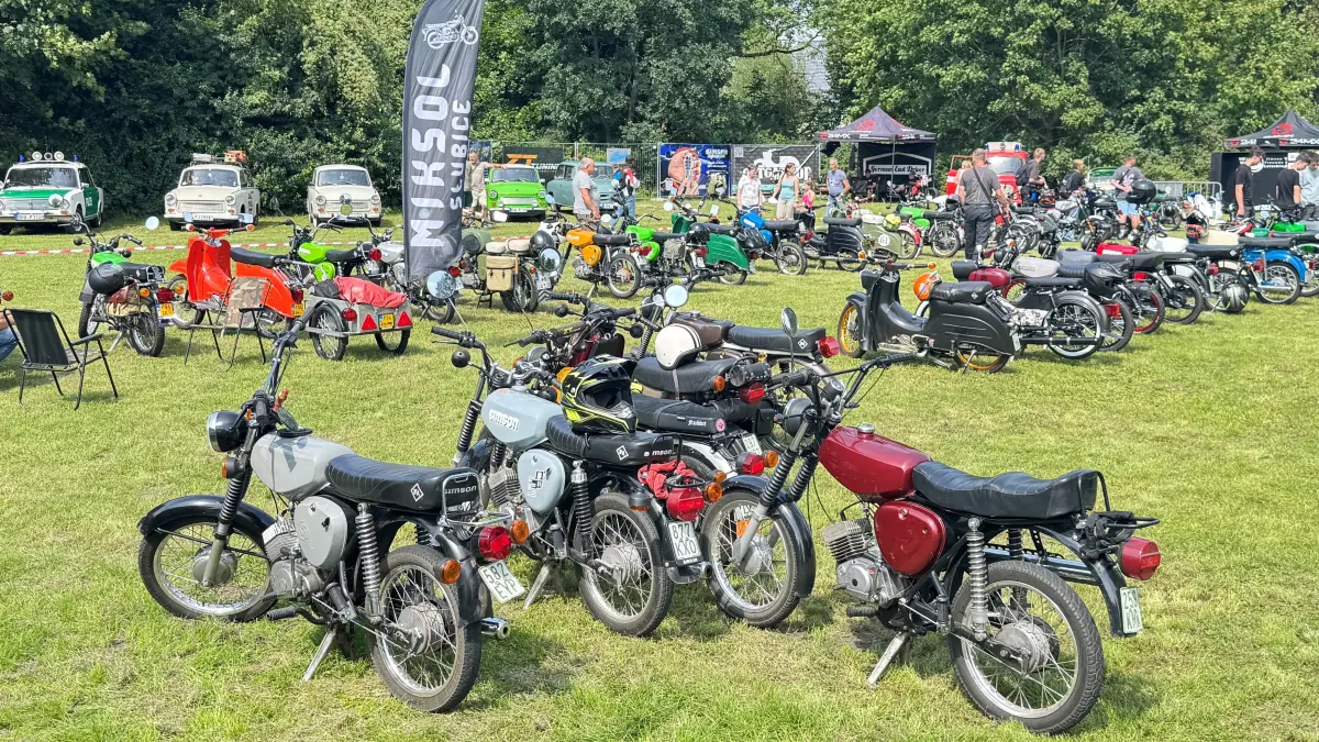 DDR-Zweiräder beim Sommerfest der Simson Freunde Letschin im Jahr 2025. In diesem Jahr findet die Veranstaltung als East German Classics in Reitwein statt.