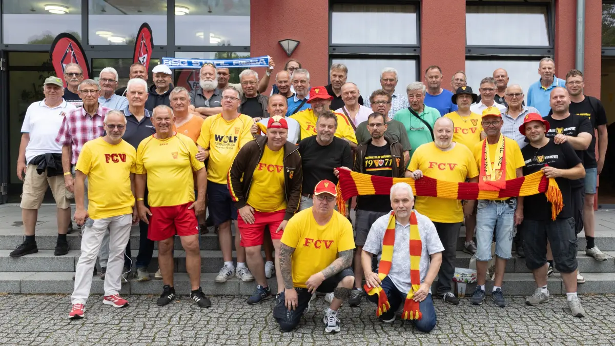 Fankfurt (Oder), 01.08.2026 - Fußballfest
gemeinsames Gruppenbild, Fans aus Riesa und Frankfurt mit den ehemaligen Oberlgaspielern und Gaesten aus Frankfurt und Riesa