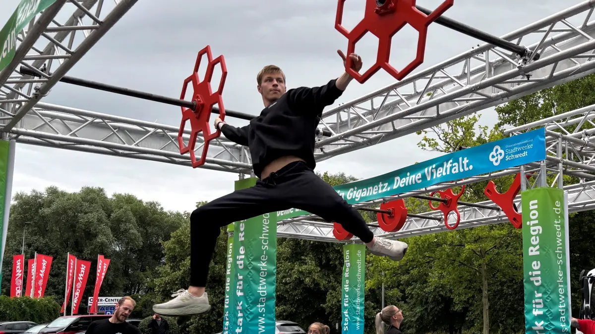 Ninja Warrior in Schwedt: Am Oder-Center konnte man an Deutschlands größtem mobilen Parcours Athleten, hier Julian Lind, beim spektakulären Wettkampf zuschauen. Besucher konnten aber auch selbst diesen herausfordernden Sport ausprobieren und die Faszination entdecken.