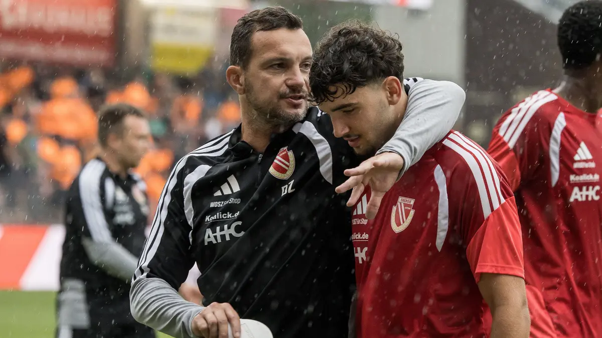 Testspiel - 2026/2027 - FC Energie Cottbus gegen SV Werder Bremen: Cottbus, Deutschland 01. August 2026:
Testspiel - 2026/2027 - FC Energie Cottbus gegen SV Werder Bremen
Im Bild: v.l. Co-Trainer Daniel Ziebig (Energie Cottbus) und Jannis Zaydan (Energie Cottbus)