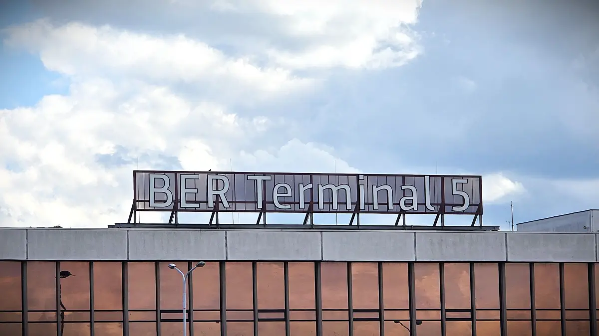 Das Hauptgebäude Terminal 5 des Flughafens Berlin Schönefeld