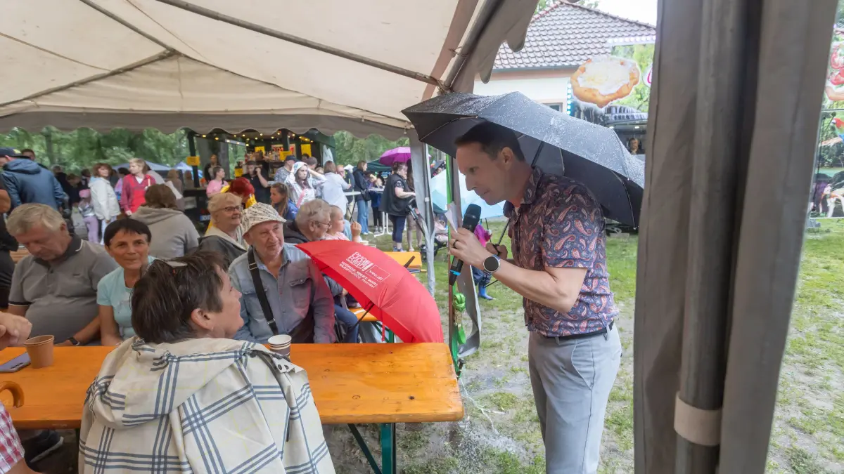 Moderator Peter Heyse zeigte vollen Einsatz um auch bei Regen bei den Zuschauern zu sein.