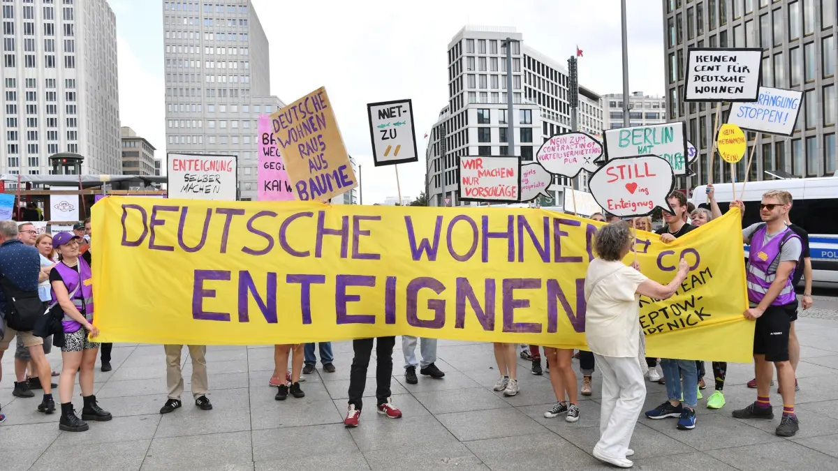 Demonstration in Berlin gegen hohe Mieten: ARCHIV - 01.06.2024, Berlin: "Deutsche Wohnen Enteignen" steht auf einem Plakat während einer Demonstration gegen hohe Mieten. Zahlreiche Menschen folgten dem Aufruf zur Mieten-Demo am Potsdamer Platz. Auf Plakaten und Transparenten forderten sie unter anderem einen Mietendeckel und die Enteignung der Wohnungsbau-Gesellschaften. (zu dpa: «CDU-Spitzenkandidat will Büros zu Wohnungen umbauen») Foto: Paul Zinken/dpa +++ dpa-Bildfunk +++