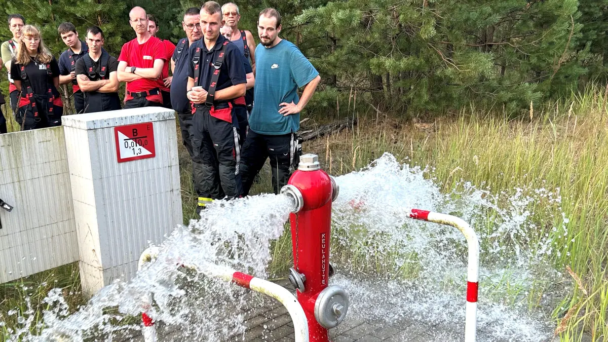 Wasser marsch! 48 Kubikmeter Wasser pro Stunde können diesem Hydranten entnommen werden, der mitten in der Schorfheide unweit der Ortslage Michen steht und durch einen Tiefbrunnen gespeist wird.