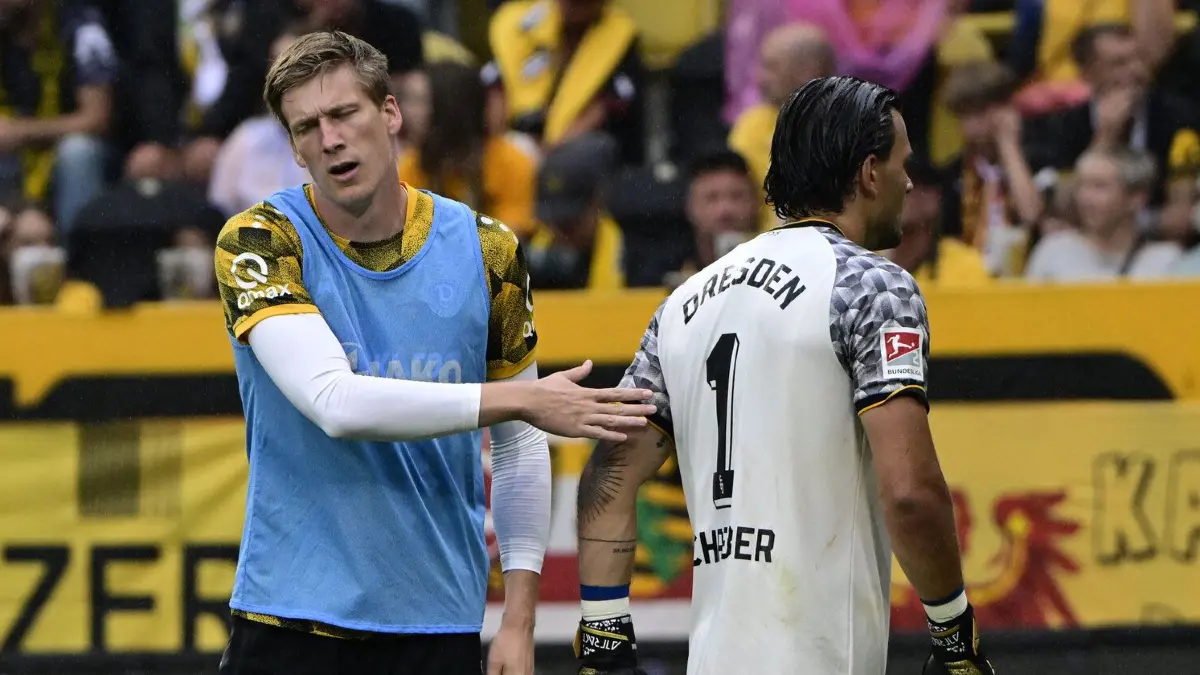 Foto zeigt: Halbzeit Tim Schreiber (Torwart Dynamo) Elias Bethke (Torwart)
Datum: 010826
Dynamo Dresden Testspiel gegen Union Berlin im Harbig Stadion 2:1