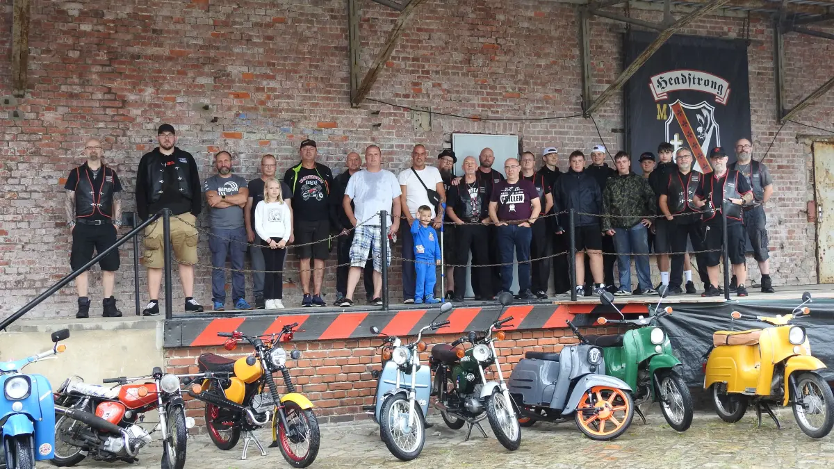 Besonderes Treffen: Der MC Headstrong hatte Simsonfreunde eingeladen, die selbst bei strömendem Regen zahlreich gekommen waren. Die Premiere war gelungen. Gibt es eine Neuauflage?