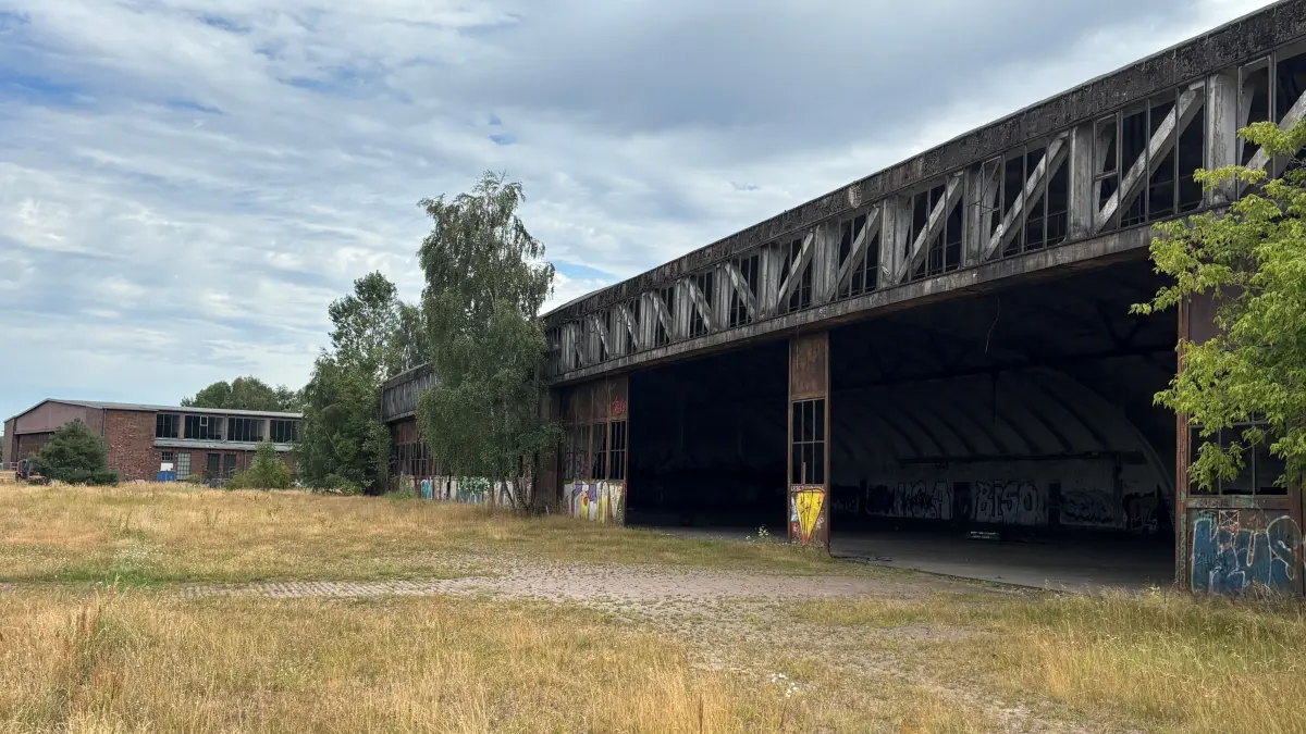 Hangar auf dem Flugplatz Wenreuchen