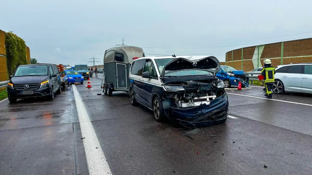 Am 01.08.2026 gegen 15:27 Uhr ereignete sich auf der Bundesautobahn 10 zwischen den Anschlussstellen Birkenwerder und Mühlenbeck in Fahrtrichtung Dreieck Pankow ein Verkehrsunfall.