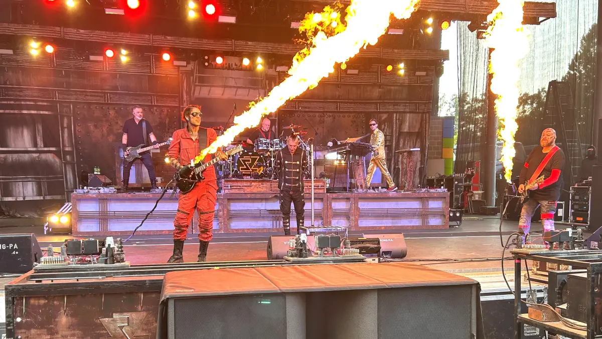 Flammenwerfer im Einsatz: Stahlzeit setzt auch in Eberswalde neben Brachial-rock im Rammstein-Modus auf jede Menge Pyrotechnik.