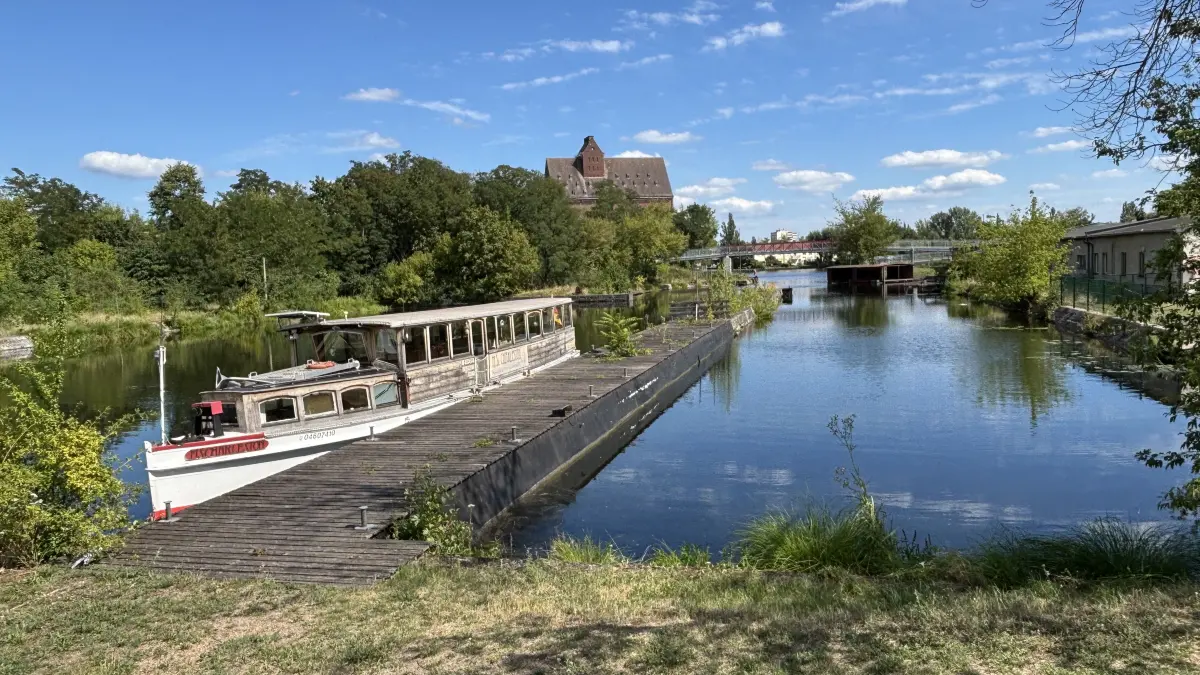 Das Trockendock in Eisenhüttenstadt am Oder-Spree-Kanal ist unter anderem der Liegeplatz der MS Charleston. Doch eigentlich war die Anlage mal anders gedacht. Es gibt unter Wasser Besonderheiten.