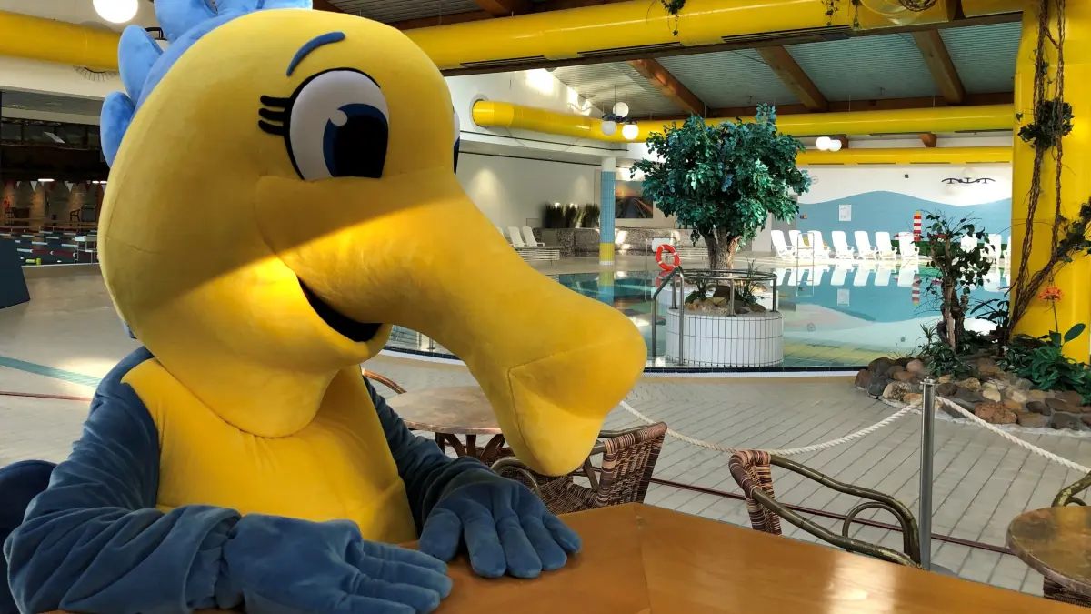 Hugo, das Maskottchen vom Inselbad in der Gastronomie der Freizeiteinrichtung in Eisenhüttenstadt