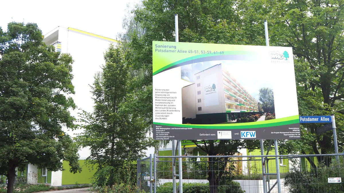 Wohnungssanierung in Eberswalde: An der Potsdamer Allee im Brandenburgischen Viertel hat die stadteigene Wohnungsbau- und Hausverwaltungs GmbH gerade mit viel Aufwand der Neubaublöcke fit für die Zukunft gemacht, die eigentlich schon für den Abriss vorgesehen gewesen waren.