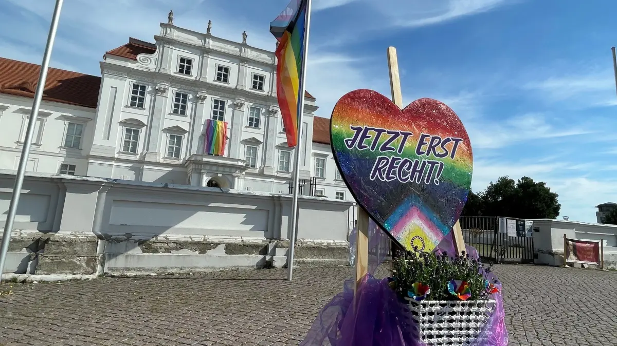 Nach Anschlag auf CSD in Berlin: Gedenkveranstaltung der CSD Initiative Oberhavel mit Candy Boldt-Händel vor dem Schloss Oranienburg am 2. August 2026