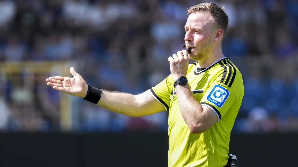Fussball, Testspiel, TSG 1899 Hoffenheim - Karlsruher SC: Lars Erbst Schiedsrichter, gibt Anweisungen, gestikuliert, mit den Armen gestikulieren, Einzelbild, Einzelfoto, Aktion, Action, 01.08.2026, Sinsheim Deutschland, Fussball, Testspiel, TSG 1899 Hoffenheim - Karlsruher SC, DFB/DFL REGULATIONS PROHIBIT ANY USE OF PHOTOGRAPHS AS IMAGE SEQUENCES AND/OR QUASI-VIDEO. *** Lars Erbst, referee, giving instructions, gesturing, gesturing with his arms, single frame, single photo, action, 01/08/2026, Sinsheim, Germany, soccer, friendly match, TSG 1899 Hoffenheim vs. Karlsruher SC, DFB and DFL regulations prohibit any use of photographs as image sequences and/or quasi-video xozx