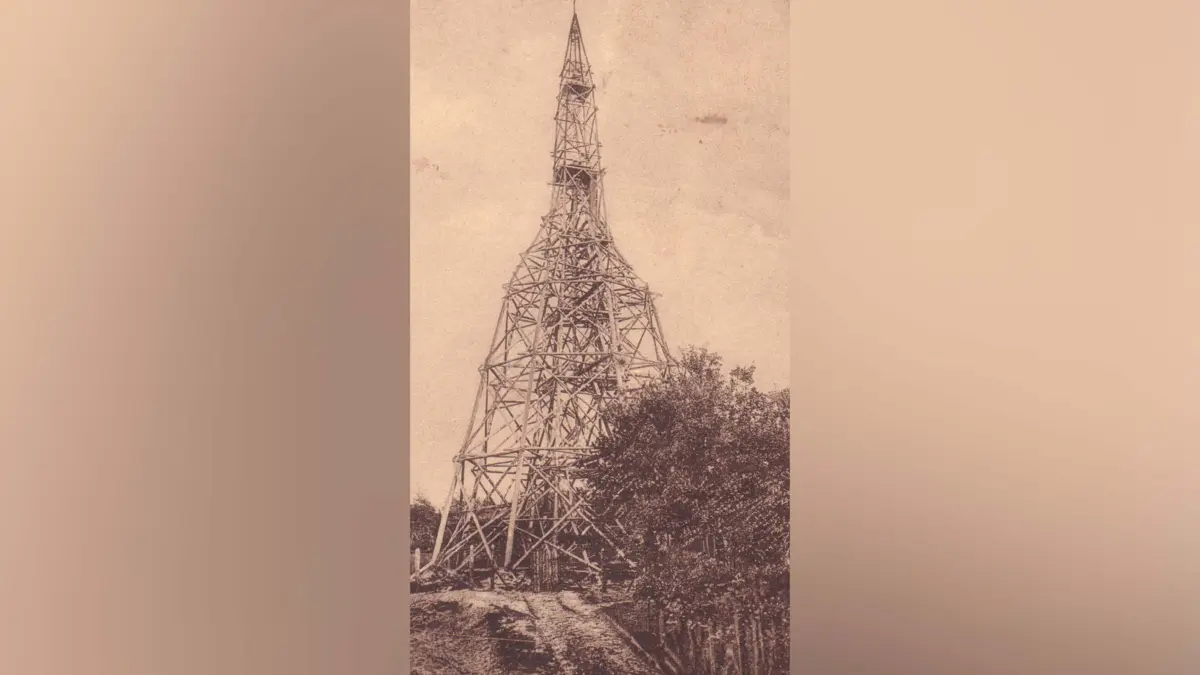 Der hölzerne Beobachtungsturm in den Rauener Bergen – hier zu sehen auf einer Abbildung um 1910 –, wurde oft auch als Bismarckturm bezeichnet. Geplant war zu dieser Zeit eigentlich der Bau eines steinernen Turmes.