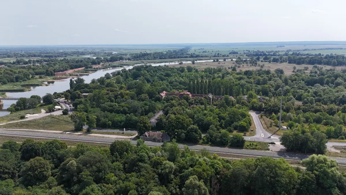 Auf dem südlichen Teil der Oderinsel stehen die mittlerweile denkmalgeschützten Gebäude der ehemaligen Kaserne. Militärische Altlasten und Kampfmittel zählen bis heute zu den größten Hindernissen für eine Entwicklung des Areals.
