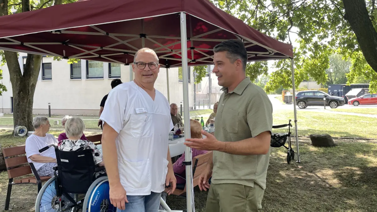 Blicken optimistisch in die Zukunft: Seelows Bürgermeister Robert Nitz (r.,parteilos) und Einrichtungsleiter René Plessow beim Sommerfest der Kurzzeitpflge des Krankenhauses MOL in Seelow.