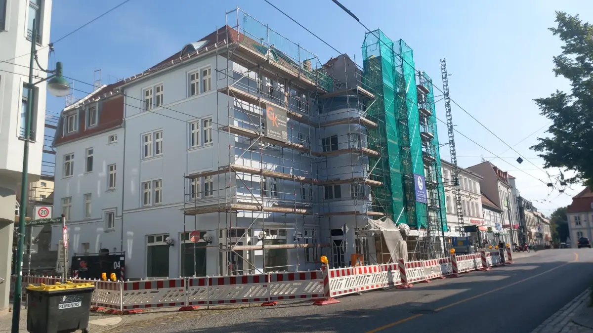 Sperrung bleibt weiterhin: Der Gehweg in der Friedrich-Ebert-Straße in Eberswalde bleibt weiterhin gesperrt.