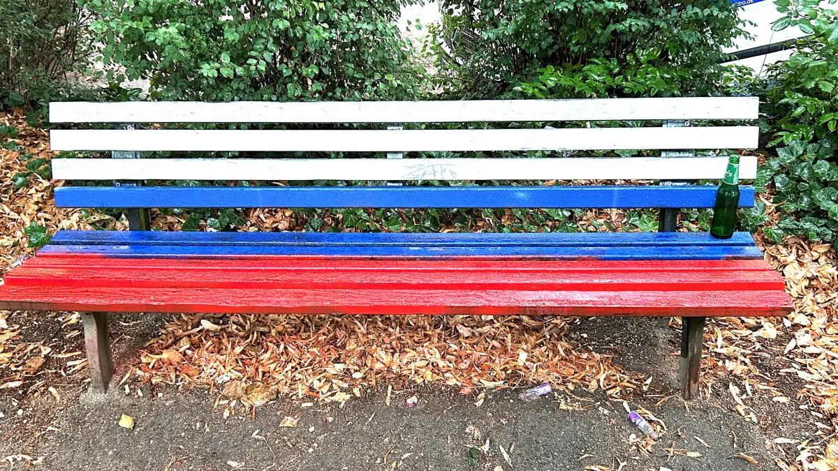 Weiß-Blau-Rot in Eberswalde; Auf dem Karl-Marx-Platz sind mehrere Sitzbänke mit den Nationalfarben der Russischen Föderation versehen worden. Wie reagiert die Stadtverwaltung?