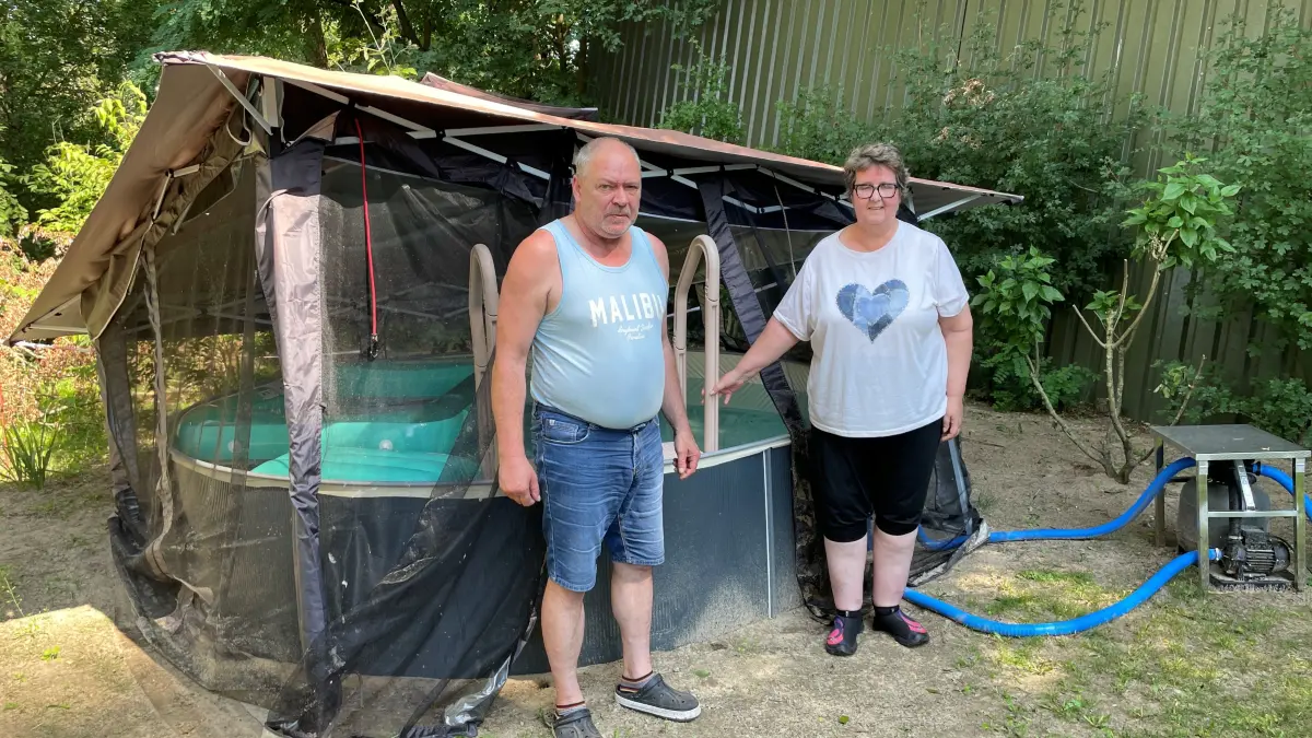 Jürgen Subke (links) und Evelyn Grotjahn vor dem Pool im Pachtgarten, wegen dem ihnen der Vermieter die Pacht des Gartens gekündigt hat