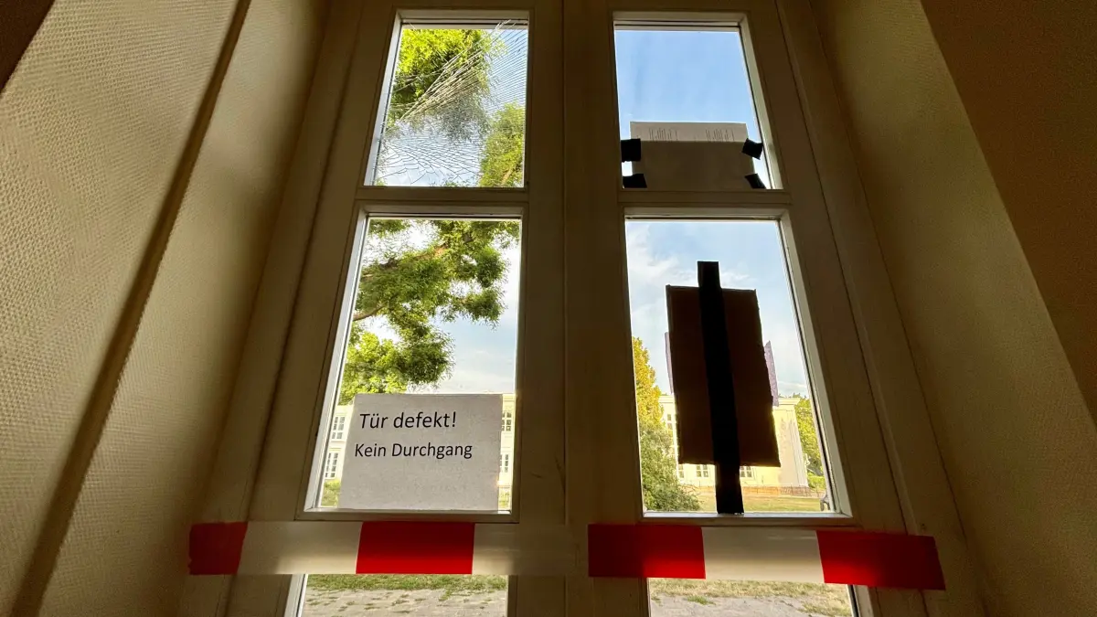 Kaputte Glastür in einer Grundschule in Eisenhüttenstadt