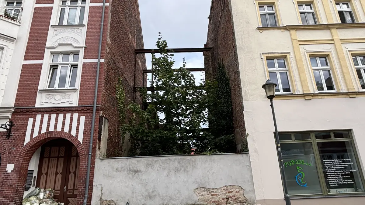 Seit Jahrzehnten klafft eine Lücke in der Königstraße 54 in Fürstenberg, Ortsteil von Eisenhüttenstadt. Das Baugrundstück hat eine besondere Geschichte. Jetzt wird es versteigert.
