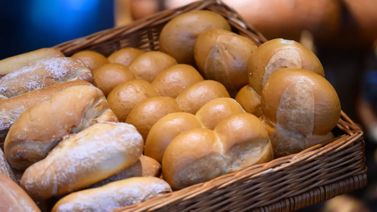 Brötchen liegen in einer Bäckerei in einem Korb. (Symbolbild) Der Zentralverband des Deutschen Bäckerhandwerks sieht die Regierungspläne zur Flexibilisierung der Arbeitszeit positiv. (zu dpa: «Längere Sonntagsarbeit für Bäcker: Gewerkschaft besorgt») +++ dpa-Bildfunk +++