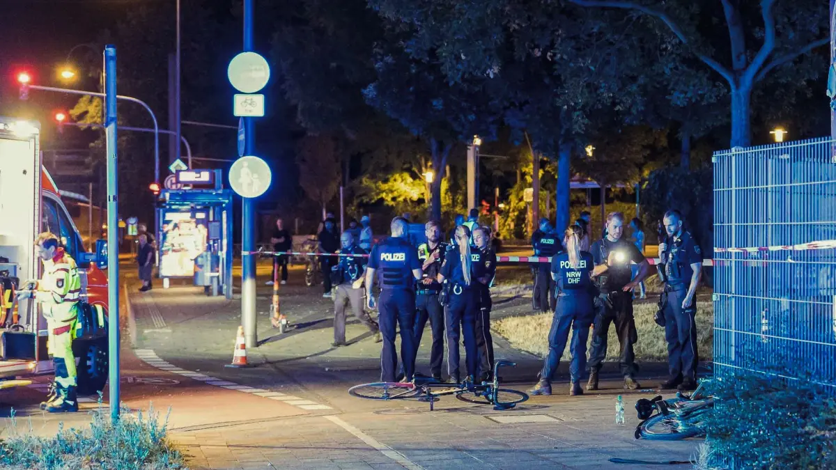 Vier Verletzte bei Schüssen in Köln: 03.08.2026, Nordrhein-Westfalen, Köln: Die Polizei und Rettungskräfte sind in Köln Mülheim nach Schüssen auf offener Straße an einem Tatort beschäftigt. Foto: Daniel Evers/dpa +++ dpa-Bildfunk +++
