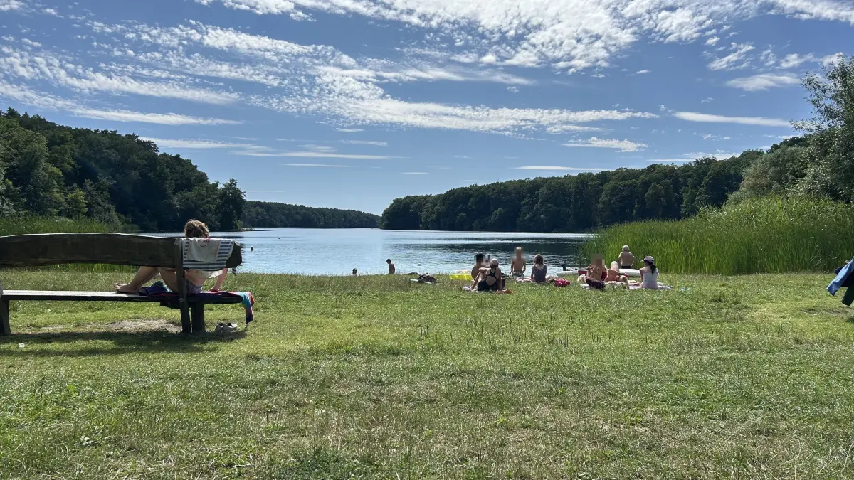 Die Badestelle am Trebuser See ist gut besucht. Eltern schätzen vor allem die gute Wasserqualität, üben aber auch Kritik.