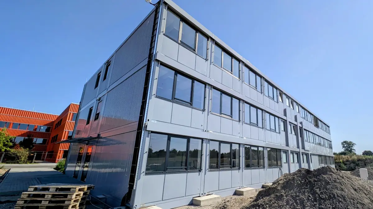Der graue Container wurde südlich der Oberschule aufgebaut. Gerade wird noch an den Außenanlagen gearbeitet.
