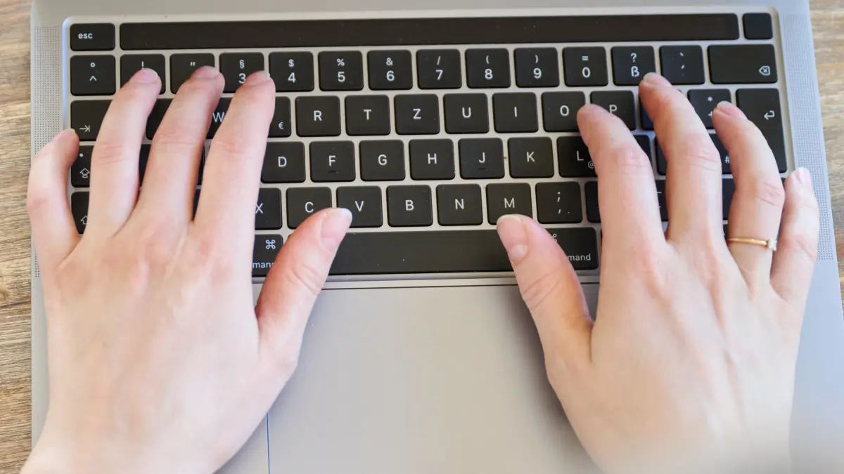 Moderne Arbeitswelt: ILLUSTRATION - 25.02.2026, Brandenburg, Zernsdorf: Eine Frau tippt mit beiden Händen auf der Tastatur eines Laptops. (zu dpa: «Mehr als 58.000 Ingenieure und IT-Fachkräfte ohne Job») Foto: Annette Riedl/dpa +++ dpa-Bildfunk +++