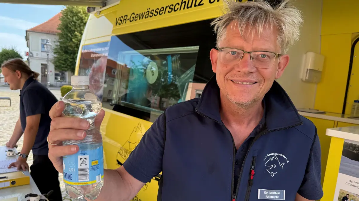VSR-Gewässerschutz Matthias Albrecht nimmt Wasserproben in Zehdenick entgegen