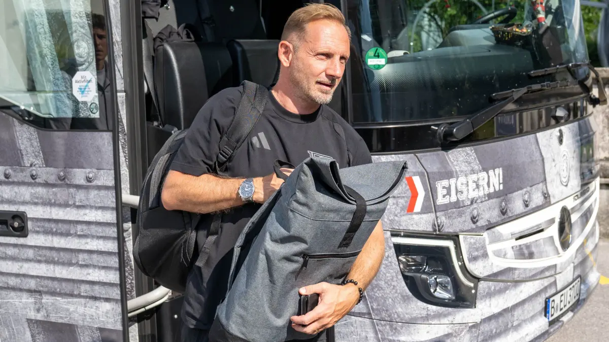 Trainingslager 1. FC Union in Irdning / Aigen im Ennstal 2026: Fußball, Herren, Saison 2026/2027, 1. Bundesliga, 1. FC Union Berlin, Trainingslager in Irdning / Aigen im Ennstal (AUT), Tag 1, Ankunft am Schlosshotel Pichlarn, Trainer Mauro Lustrinelli (1. FC Union Berlin) am Teambus, 03.08.2026, Foto: Matthias Koch
