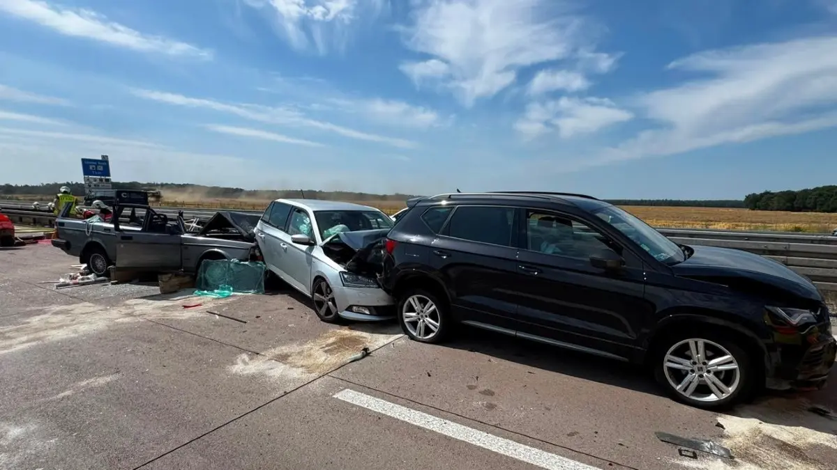Schwerer Unfall auf der A24: Die Autobahn musste in Richtung Hamburg für Rettungs- und Bergungsarbeiten gesperrt werden.