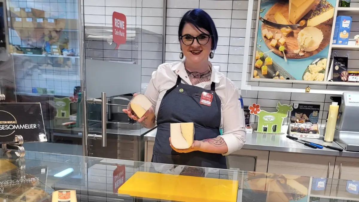 Melli beim Anrichten der Käsetheke