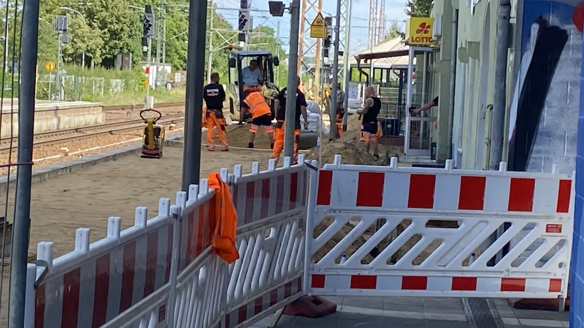 Schweres Gerät im Einsatz: Am Gleis 1 des Bahnhofs Fürstenwalde haben Bauarbeiter den Boden aufgebrochen.