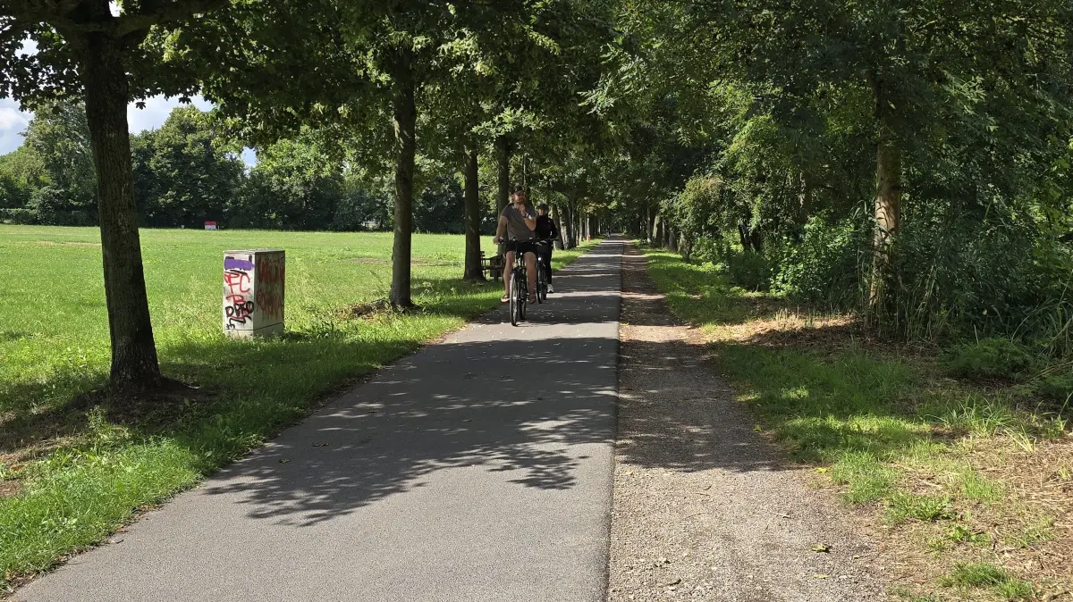 Nach der Innenstadt von Königs Wusterhausen geht es direkt los: Gut ausgebaut geht der Hofjagdweg entlang des Nottekanals.