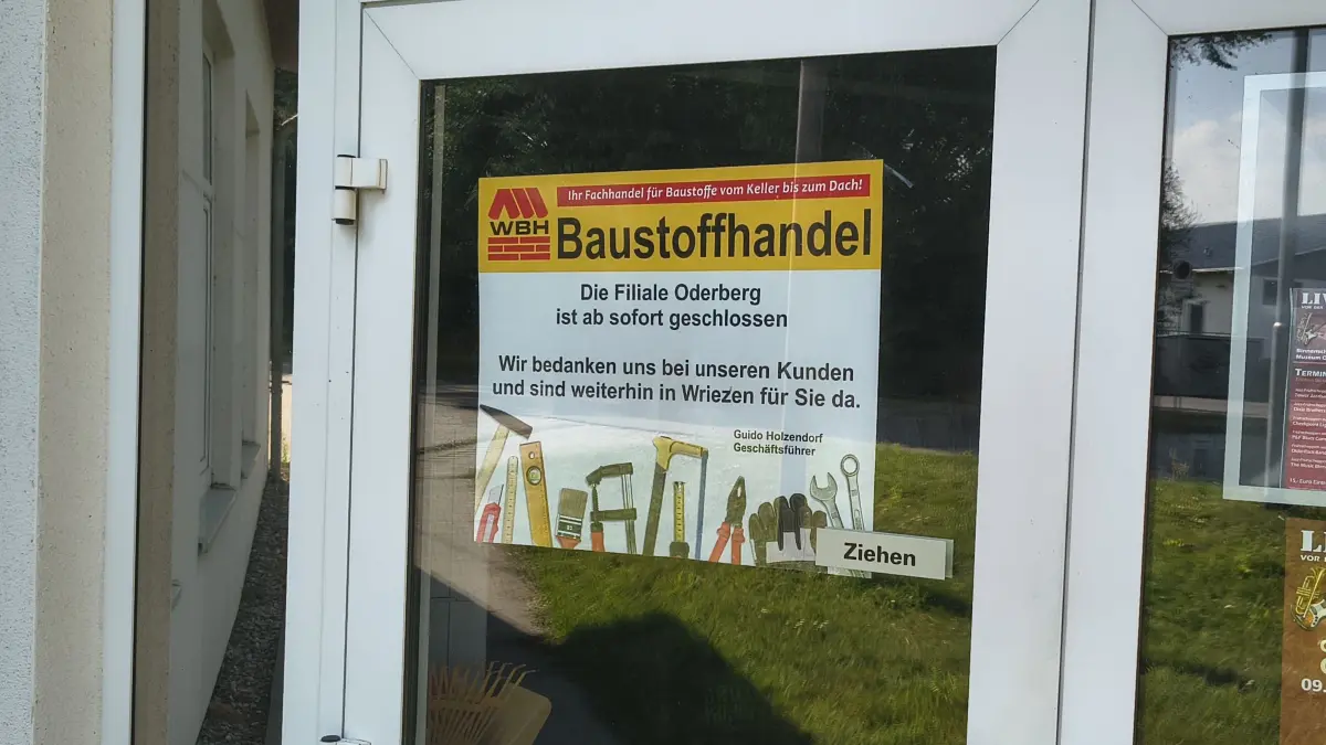 Hinweis an der Filiale der Wriezener Baustoffhandelsgesellschaft in Oderberg. Erst im Oktober 2025 wurde die damals neue Niederlassung eröffnet.