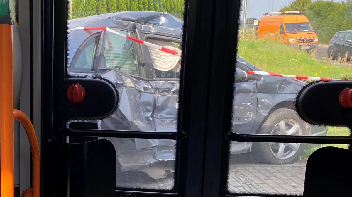 Unfall bei Briesen: In Petersdorf stießen ein LKW und ein Auto zusammen. Der Citroen ist ein Totalschaden.