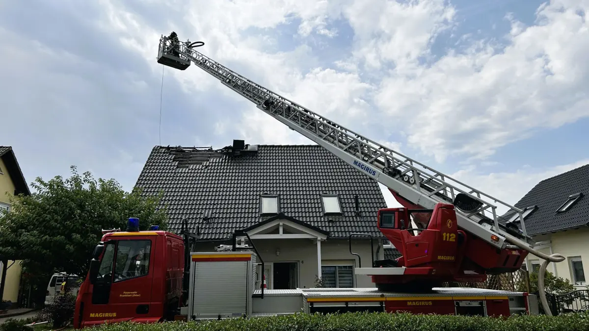 Im Mahonienweg in frankfurt (Oder) ist der Blitz in das Dach eines Einfamilienhaus eingeschlagen. Der Dachstuhl fing Feuer.