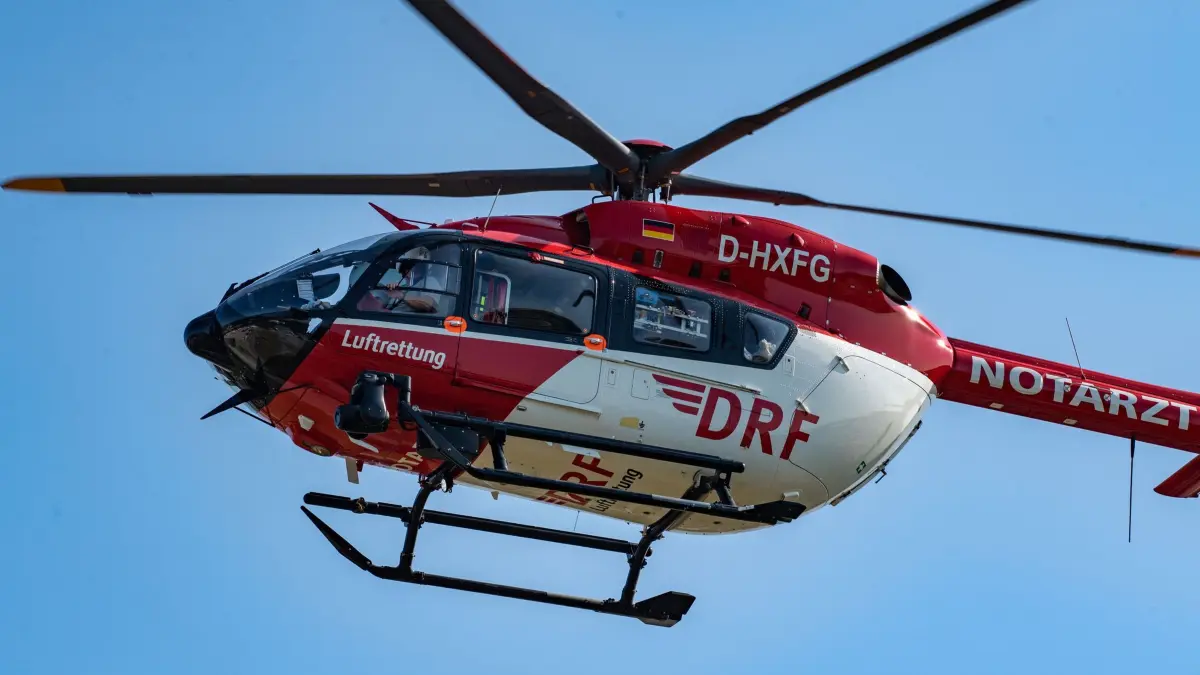 Rettungshubschrauber: ARCHIV - 27.05.2023, Mecklenburg-Vorpommern, Greifswald: Der Rettungshubschrauber vom Typ H145 mit der Kennung D-HXFG der Deutschen Rettungsflugwacht (DRF) fliegt über der Greifswalder DRF-Station. (zu dpa: «Motorradfahrer nach Unfall in tiefen Graben geschleudert») Foto: Stefan Sauer/dpa +++ dpa-Bildfunk +++