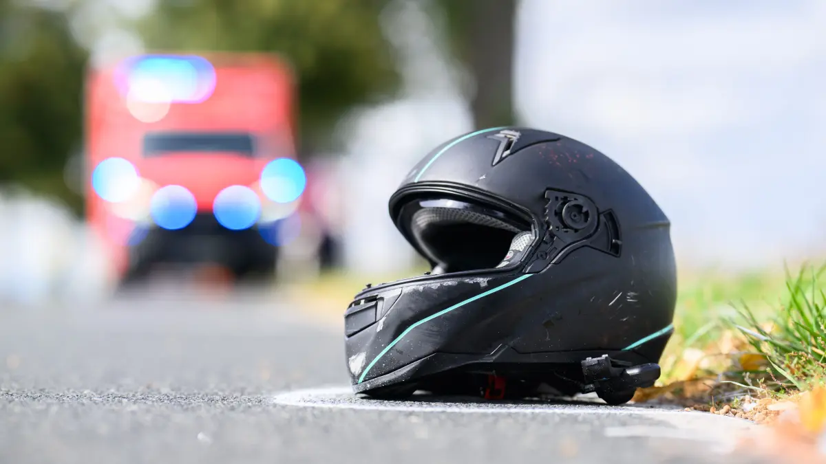 In der Brüssower Allee in Prenzlau ist ein Kradfahrer nach dem Zusammenstoß mit einem Dacia schwer verletzt worden.