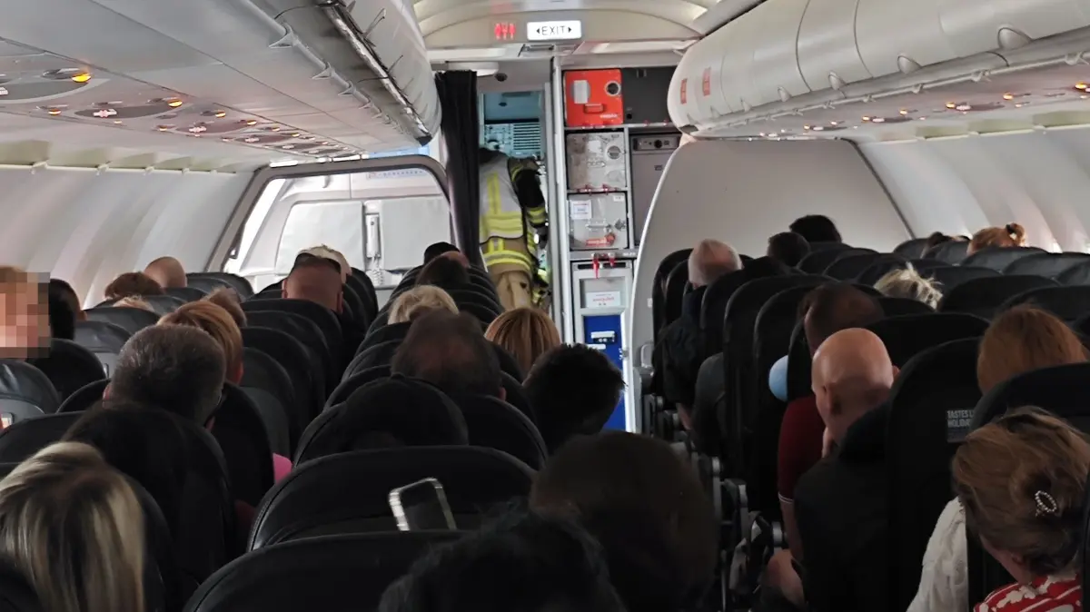 Ein Feuerwehrmann an Bord des Easyjet-Fluges nach Bulgarien. Nach der Sicherheitslandung zurück am Flughafen BER herrscht Unsicherheit an Bord.