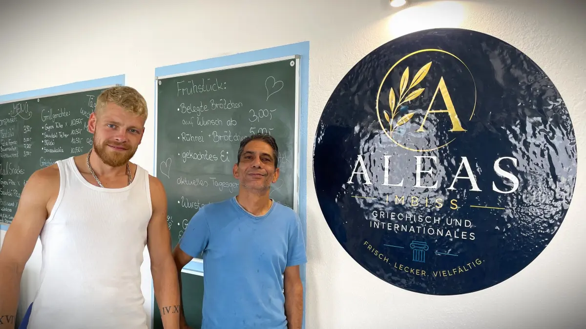 Andreas Kaul und Dimitrios Zimanis haben im Konsum Pfaffendorf (Rietz-Neuendorf) den griechischen Imbiss Alea eröffnet. Wer die geheimnisvolle Namensgeberin Alea ist, erklären die beiden gerne.