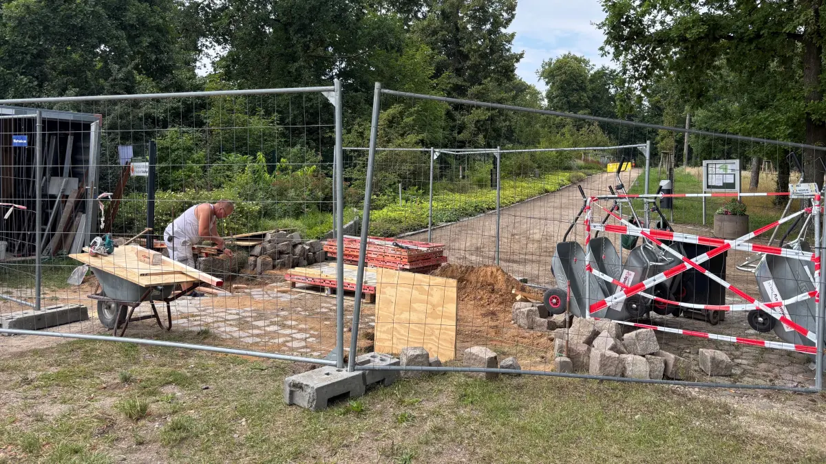Gesperrt: Der Haupteingang zum Friedhof Angermünde ist aktuell eine Baustelle und abgesperrt. Besucher müssen Behinderungen in Kauf nehmen.