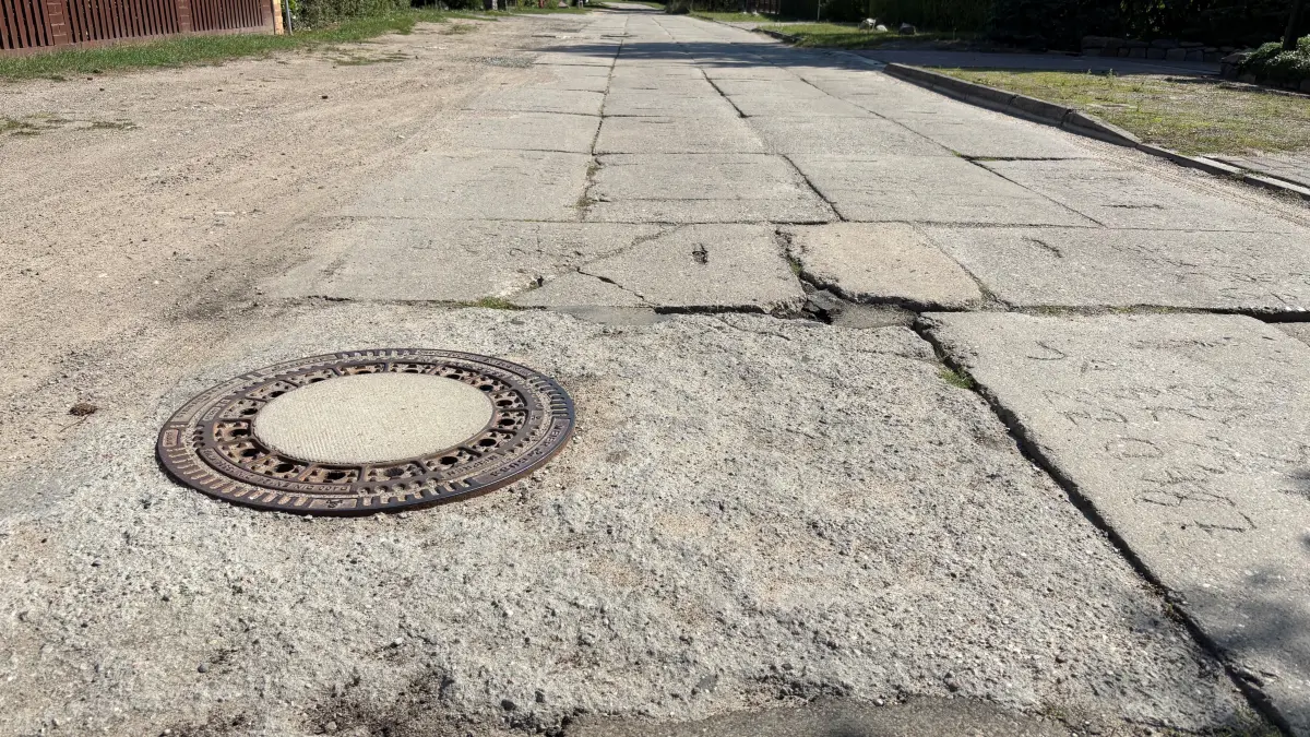 Löcher und ausgefressene Ränder an alten Betonplatten aus DDR-Zeiten kennzeichnen die Birkenallee in Angermünde. Seit Jahrzehnten wurde hier nichts gemacht. Das ärgert die Anwohner, die sich jetzt Gehör verschaffen